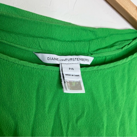 Diane von Furstenberg Bateau Neckline Short Sleeve Blouse in Green - Picture 5 of 7